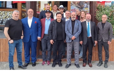 Seçim maratonu sonrası gazeteciler yorgunluk attı