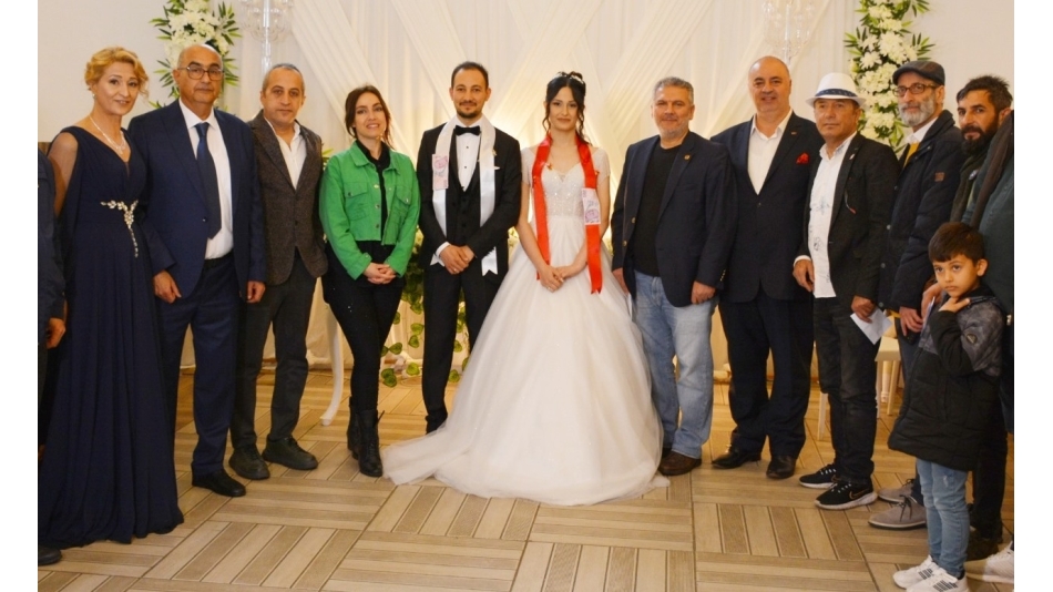 Gazeteci Tevfik Erk'in kızı İlayda Ecem Erk'in düğününde buluştu