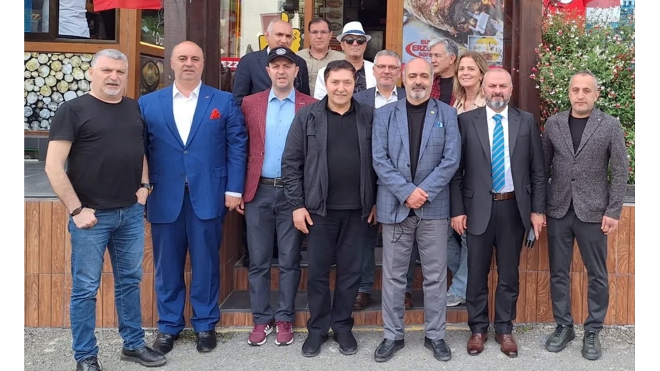 Seçim maratonu sonrası gazeteciler yorgunluk attı