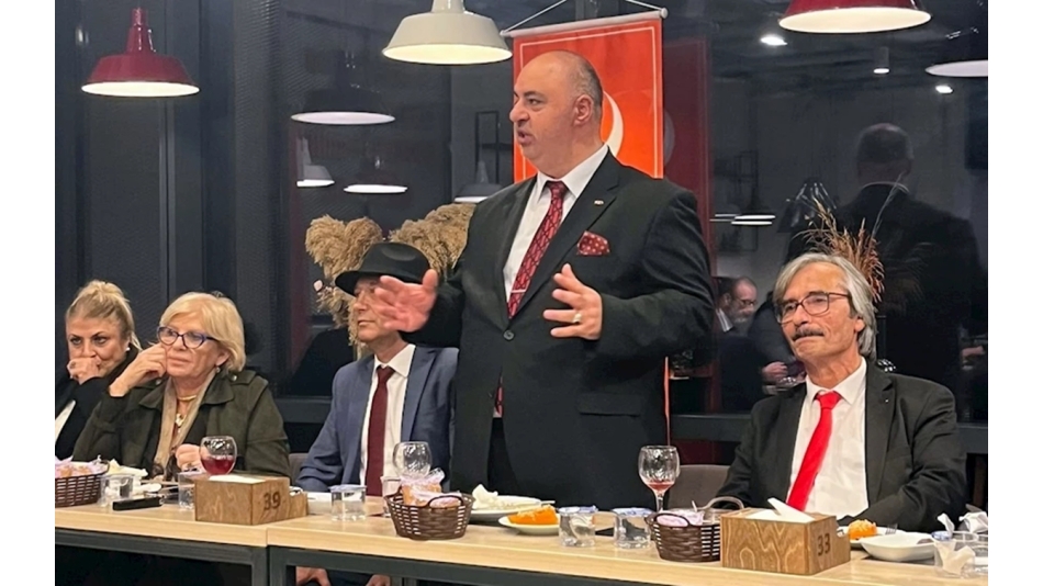 Gazeteciler belediye başkan adaylarını iftar da buluşturdu